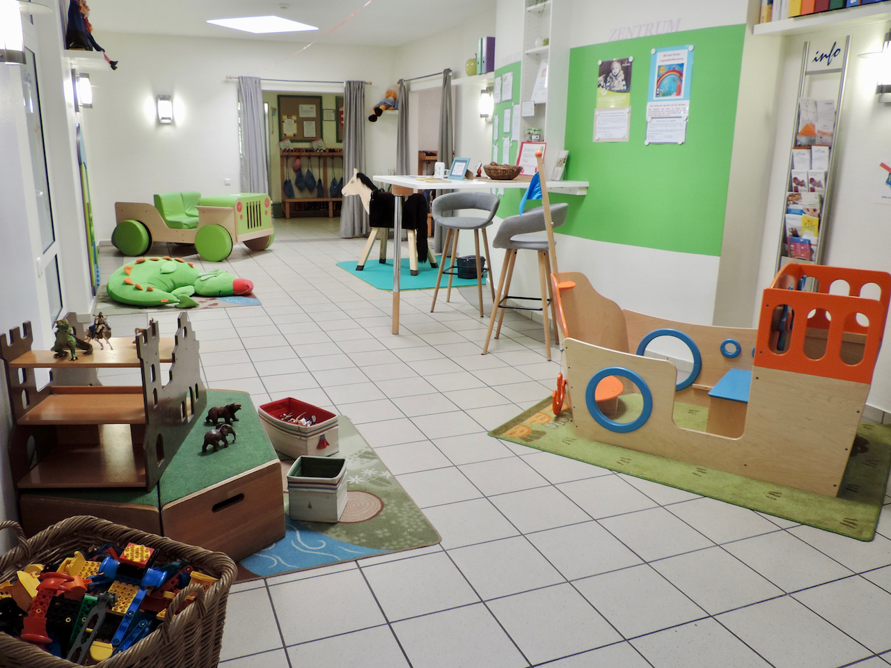 Flur DRK Familienzentrum Kirchhellen mit diversen Spielmaterialien