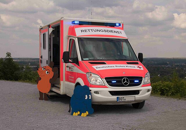 WDR Maus und Elefant vor dem DRK RTW